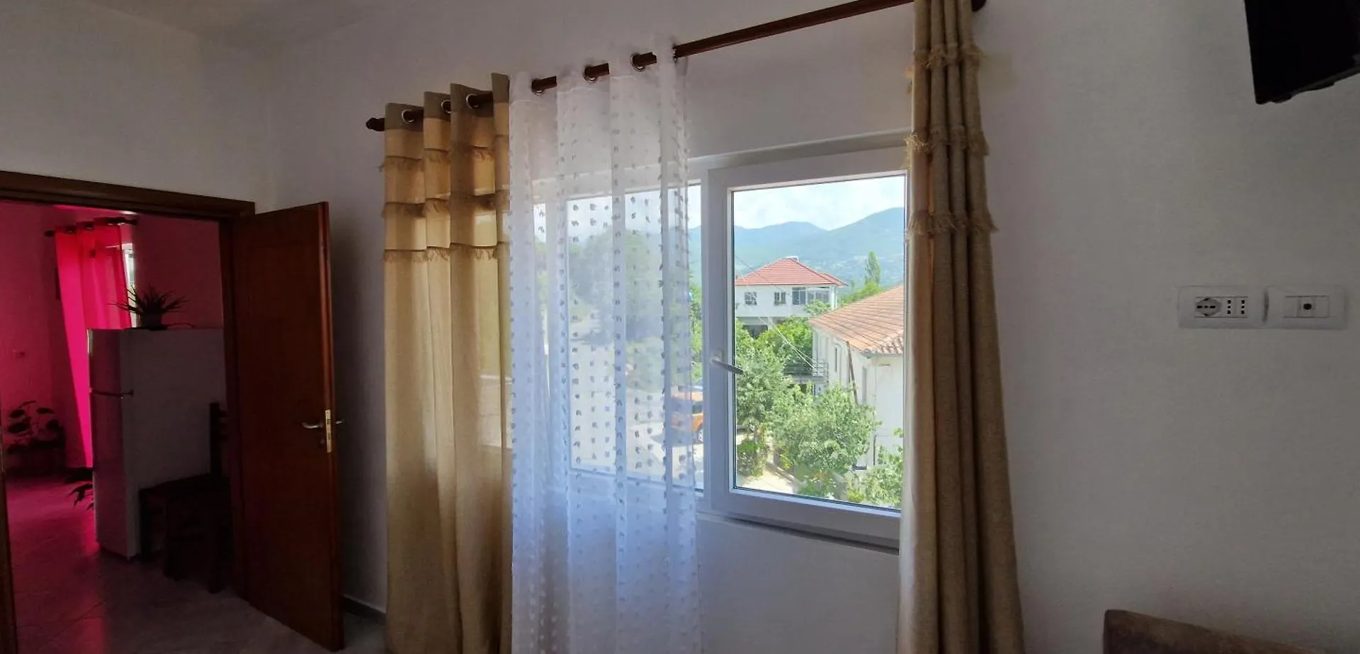 Ξενοδοχείο Bar-Restaurant-Hotel-Familja Klos